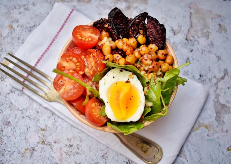 Beetroot & chickpea lunch bowl